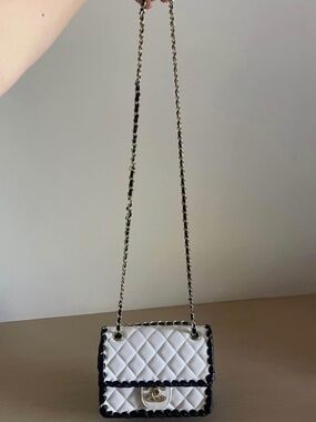 Black white quilted bag scallop design gold chain